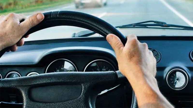 De ce este periculos să conduci cu martorul de combustibil aprins pe distanțe mari