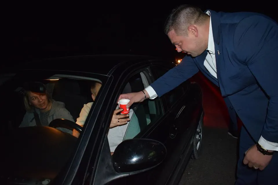 Oboseala la volan, prevenită cu o cafea oferită de prefectul județului - VIDEO