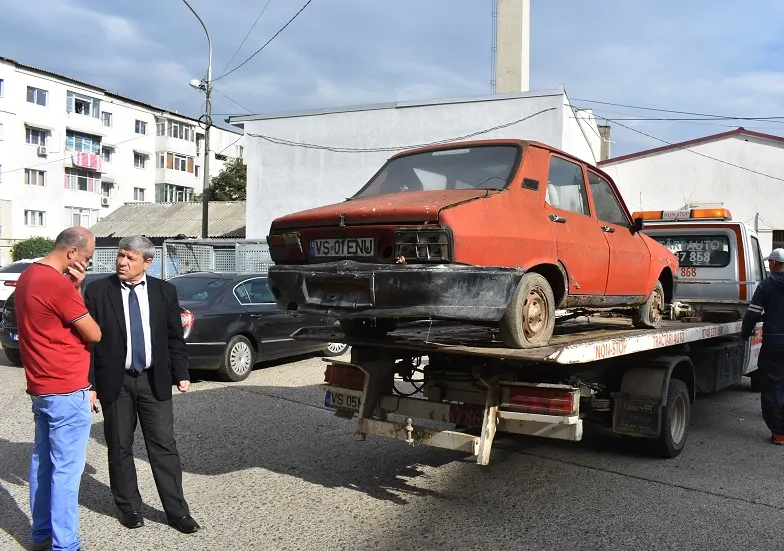 Au început să fie ridicate mașinile abandonate de pe domeniul public