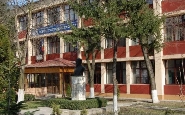 Un profesor sancționat a dat în judecată ISJ și liceul unde a predat