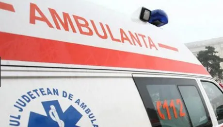 Ambulanță împotmolită în noroaie, pacient decedat!