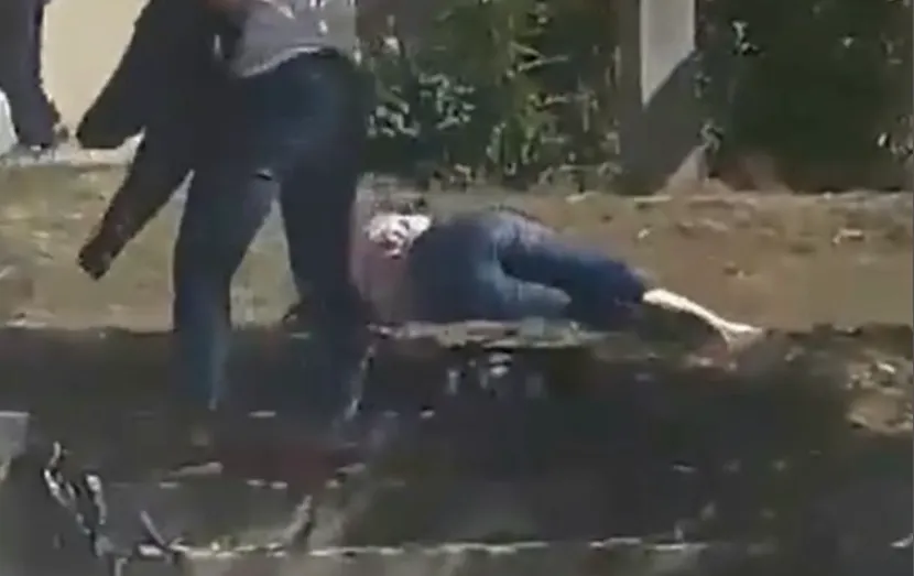 VIDEO. Bătaie între două eleve de la un liceu din județul Vaslui