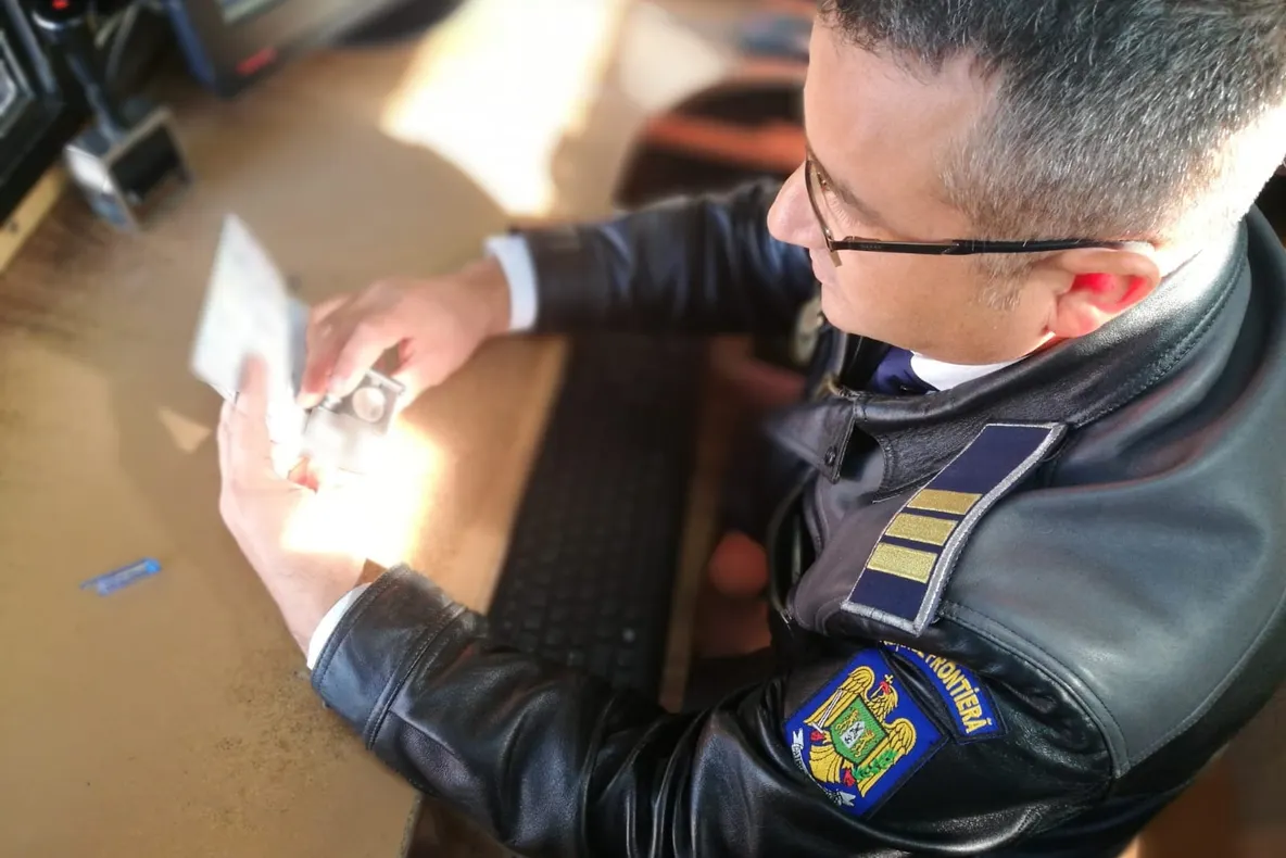 Permis de conducere fals depistat la controlul de frontieră