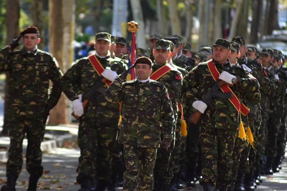Ziua Armatei Române, marcată la Vaslui cu depuneri de coroane și o paradă militară