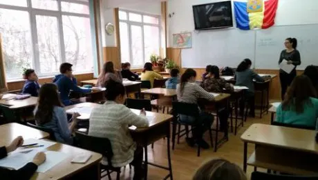Peste 4.000 de elevi din Vaslui vor primi burse școlare