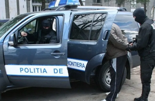 Alcool şi ţigări de contrabandă, descoperite ascunse într-un autocar