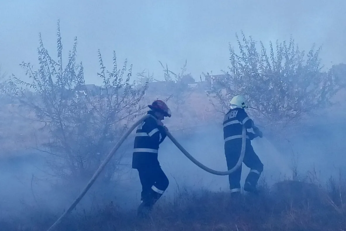Un vasluian se află în stare critică, după ce a suferit arsuri în urma unui incendiu de vegetație