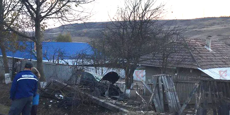 Accident spectaculos la Hălărești: un autoturism a rupt un stâlp de electricitate