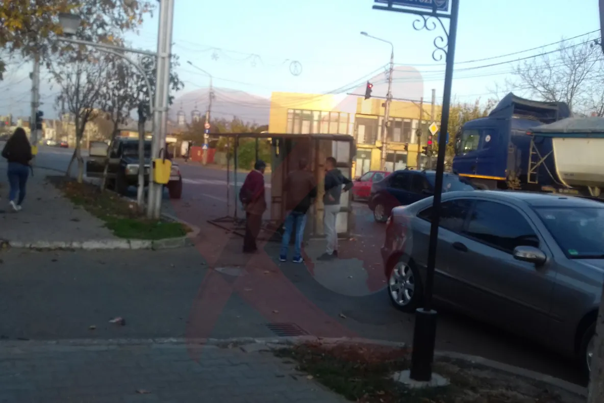 Remorcă răsturnată în intersecția Cerbul de Aur după ce s-a desprins de o mașină