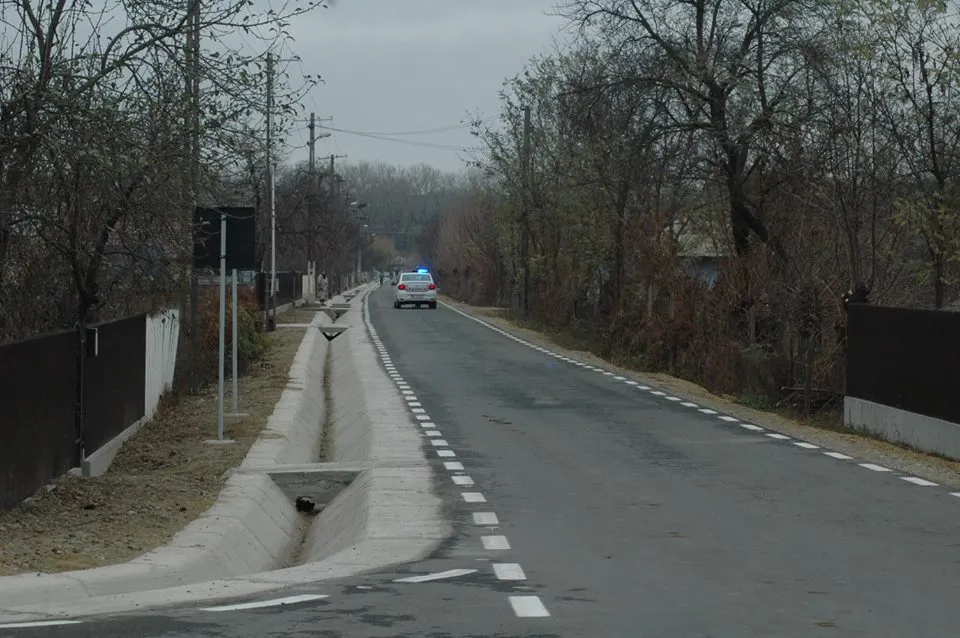 Asfalt așteptat de 20 de ani la Lunca Banului