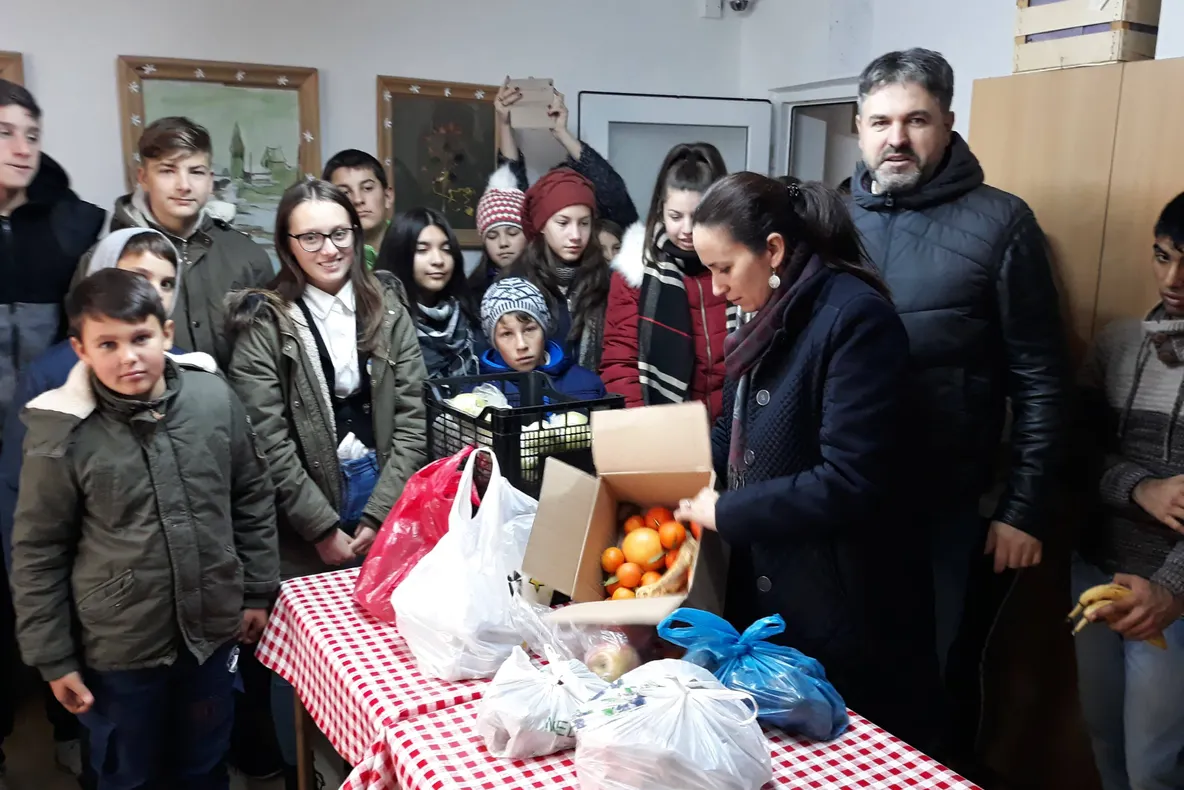 Legume și fructe donate de copiii din Bălteni