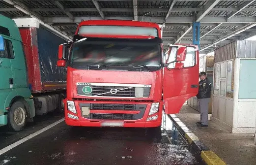Prins la volanului unui tir, fără drept de conducere