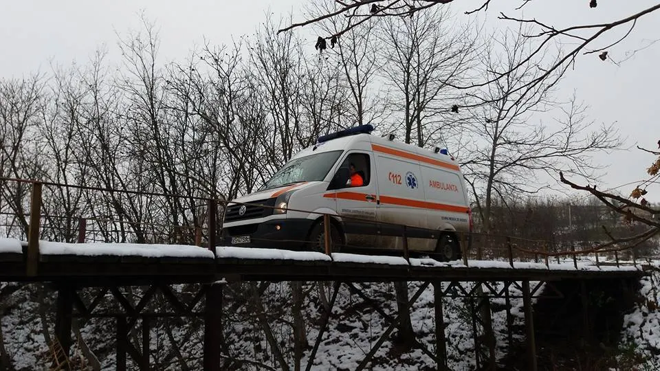 Ambulanțierii au parte de acrobații pe drumurile comunale