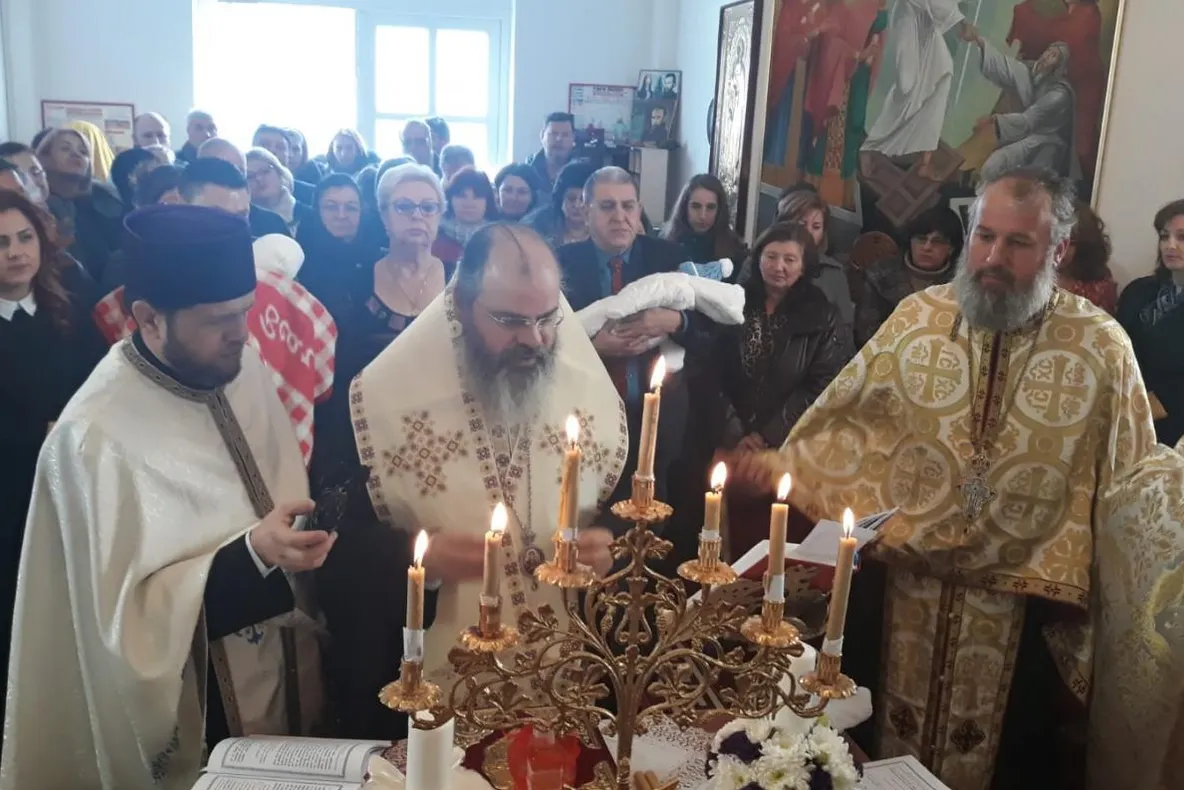 2 copii abandonați de mame, botezați de PS Ignatie