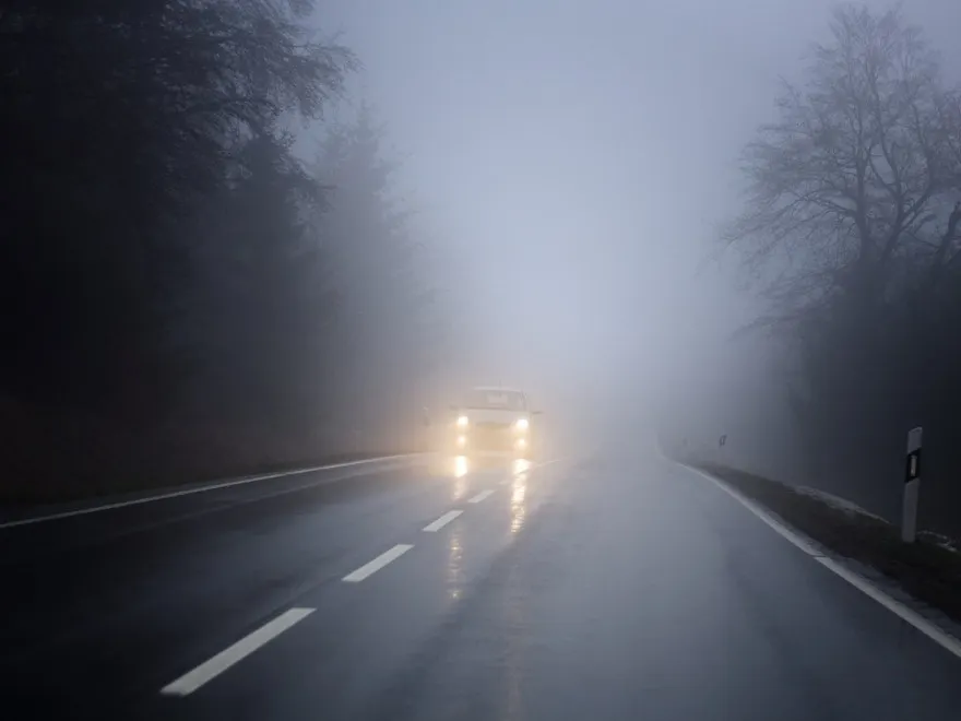 Se circulă în condiţii de ceaţă pe mai multe drumuri din județul Vaslui