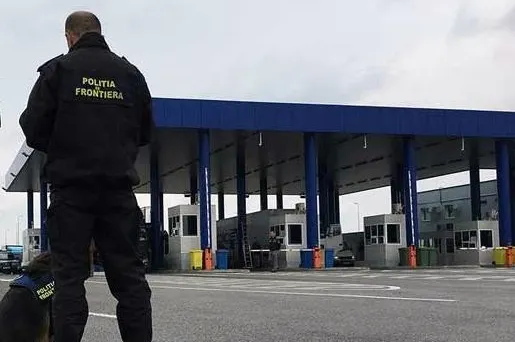 Rețea specializată în contrabanda cu ţigări, destructurată de polițiștii de frontieră