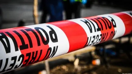 Omorât de copacul pe care îl tăia cu drujba