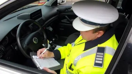 Dosar penal pentru că a condus o motocicletă fără numere de înmatriculare și fără permis