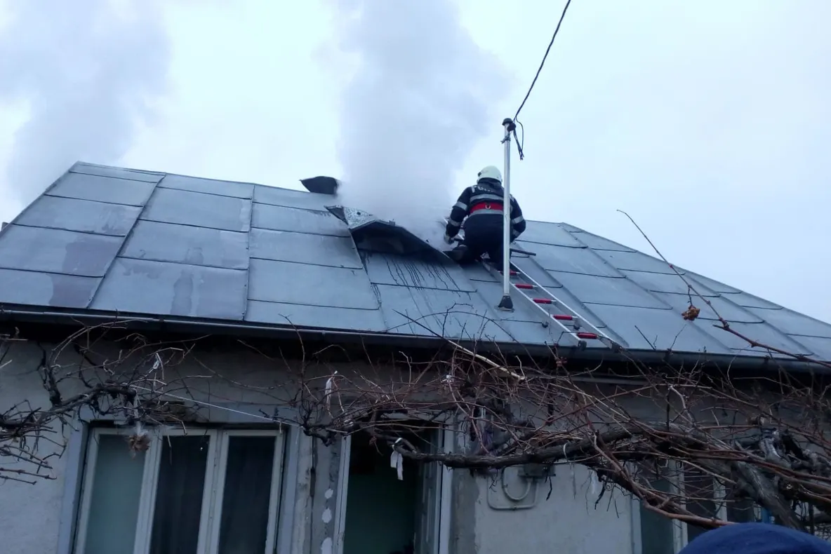 O casă din Bârlad, la un pas să fie mistuită de flăcări