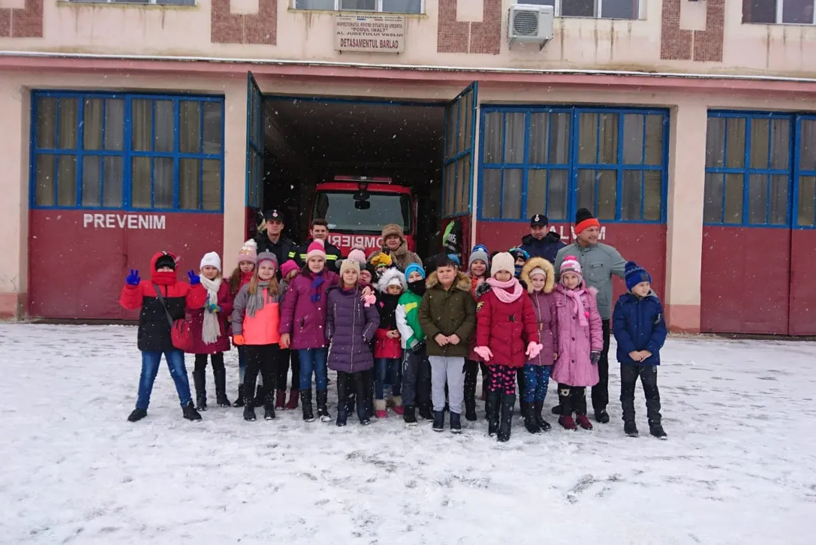 Copiii i-au colindat pe pompierii bârlădeni
