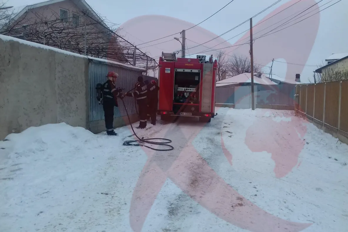 Podul unei locuințe din Bârlad, la un pas să ia foc