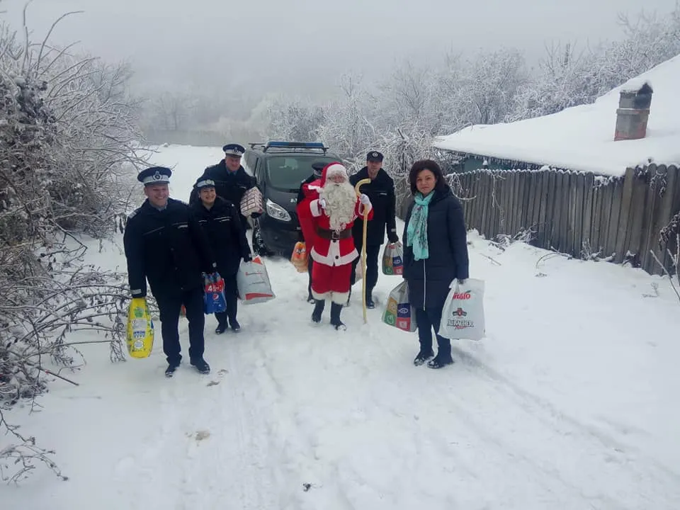 FOTO: Jandarmii, pe post de Moș Crăciun