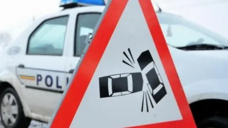 Huși: Mașină de poliție izbită în plin de un autoturism intrat pe constrasens