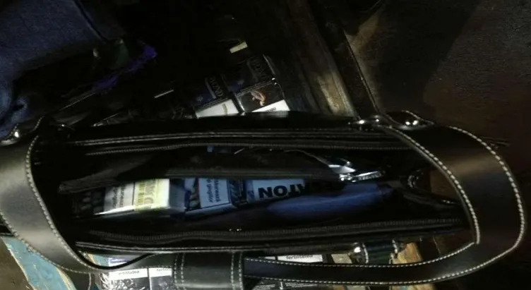 Țigări de contrabandă ascunse în bagaje