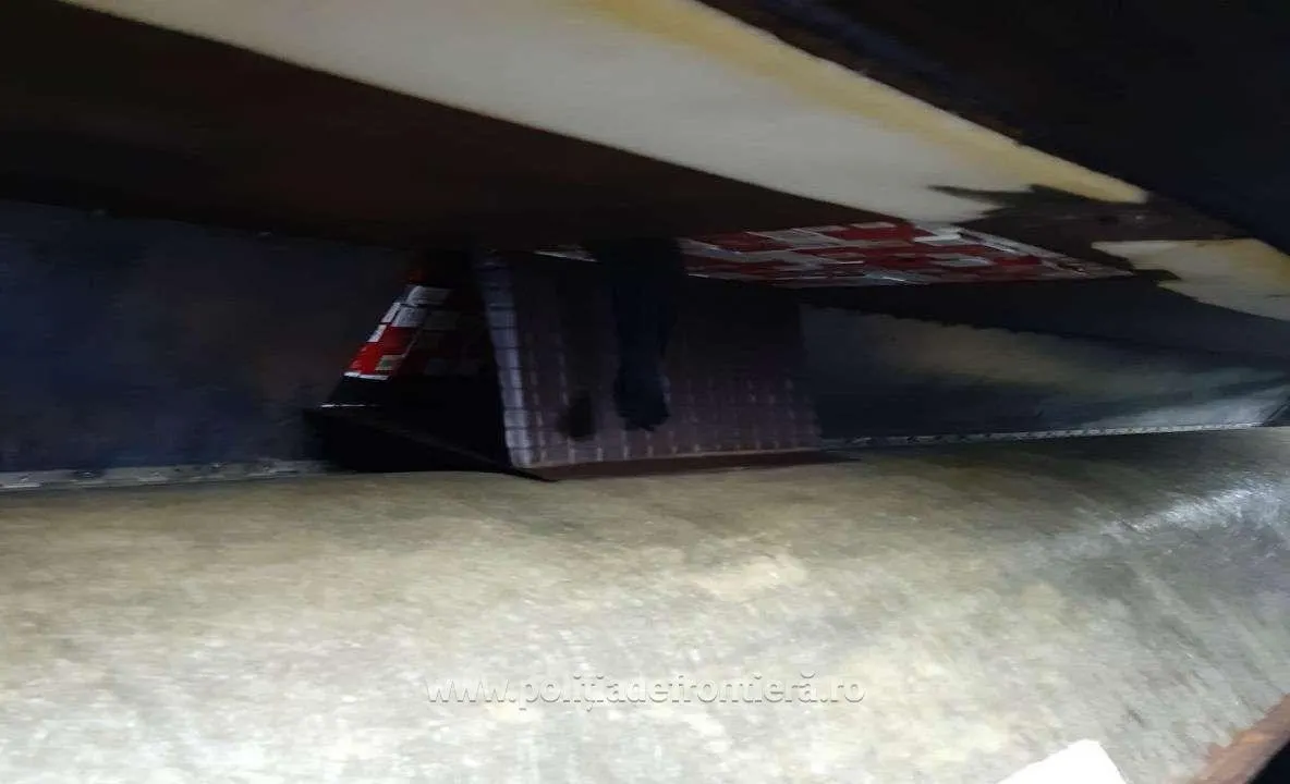 Țigări de contrabandă, ascunse în tavanul unui microbuz