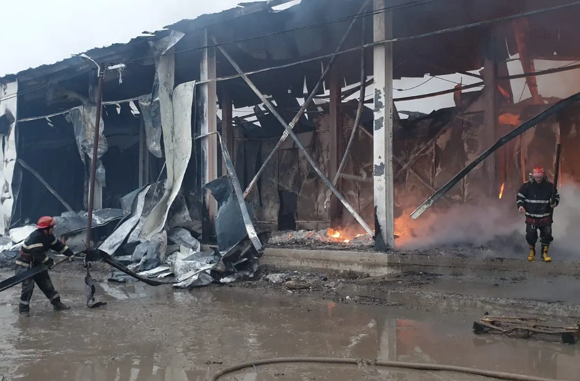VIDEO. Abatorul de păsări de la Sălcioara, cuprins de flăcări