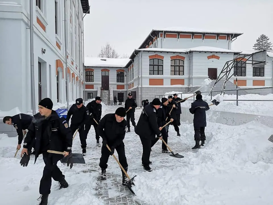 Jandarmii au deszăpezit unitățile școlare