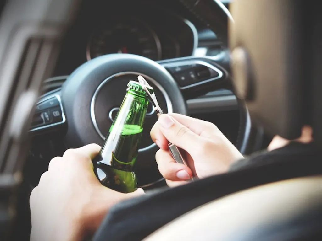 La volan fără permis şi sub influenţa băuturilor alcoolice