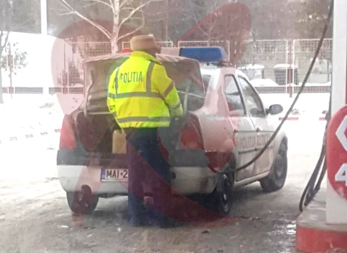 LEGAL sau ILEGAL? Polițist surprins cu bidoanele în portbagaj la o benzinărie din Bârlad!