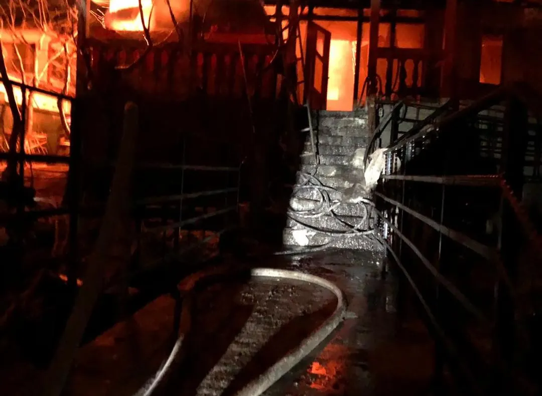 O vilă din Munteni de Jos, cuprinsă de flăcări