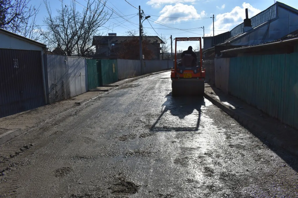 O primă victorie a locuitorilor din Podeni - Munteni: balastarea străzilor inundate
