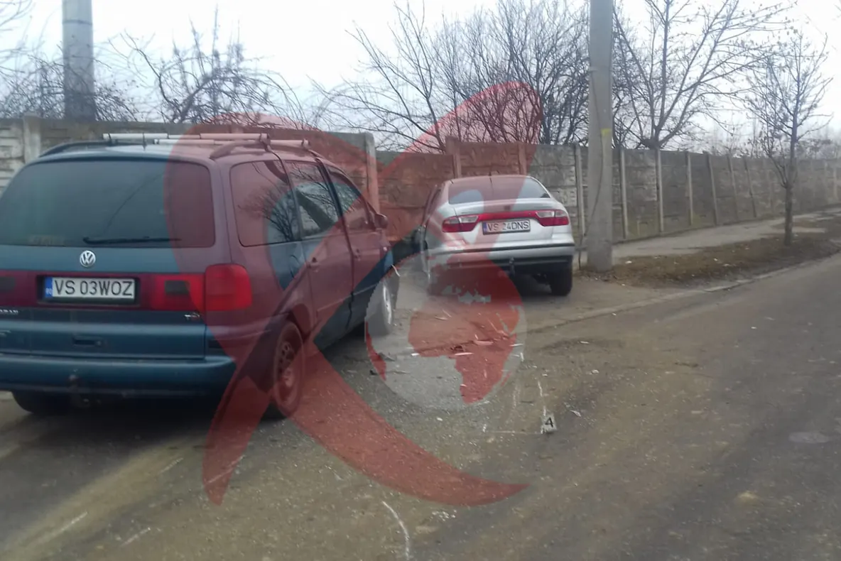 FOTO. Bârlad: accident rutier cu două mașini implicate în zona Liceului „Mihai Eminescu”