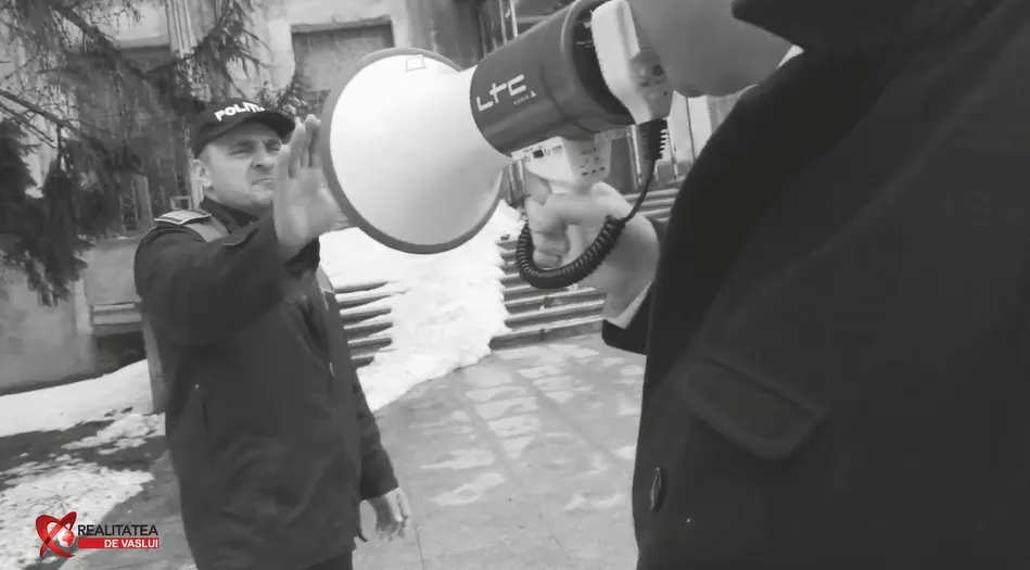 VIDEO. Scandal cu huiduieli și acuze grave, în fața Inspectoratului de Poliție Vaslui
