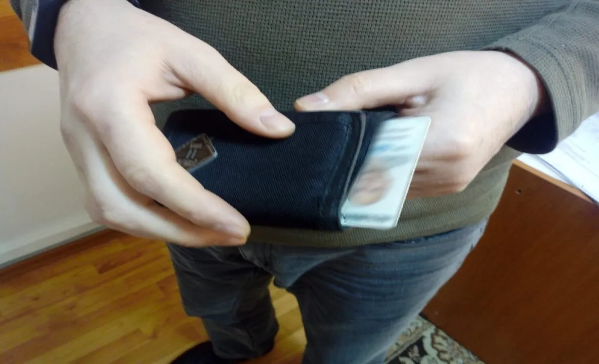 Descoperit la controlul de frontieră cu o carte de identitate falsă