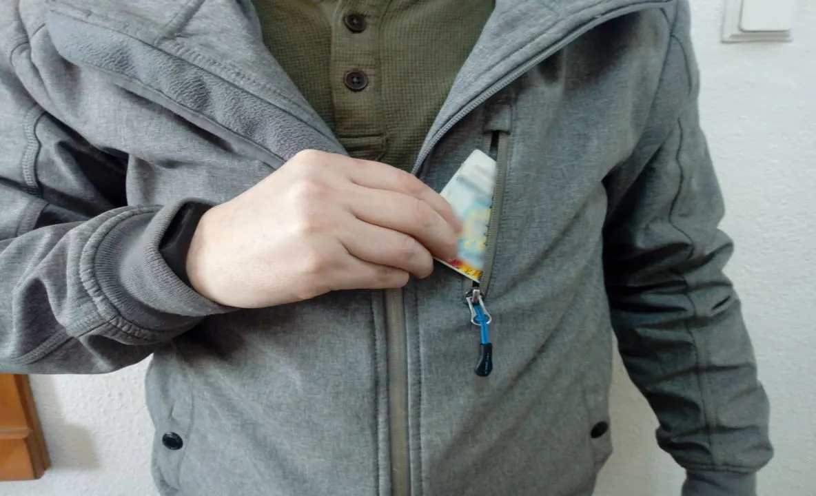 Carte de identitate falsă, depistată la controlul de frontieră