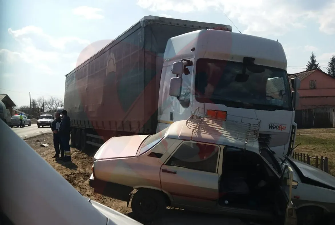 Tutova. Secretarul Primăriei, implicat într-un accident chiar în fața instituției