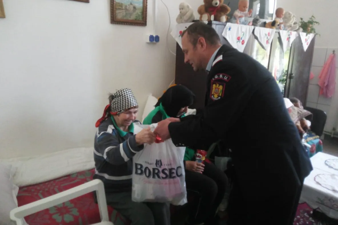 Pompierii i-au vizitat pe beneficiarii Centrului de la Mălăiești