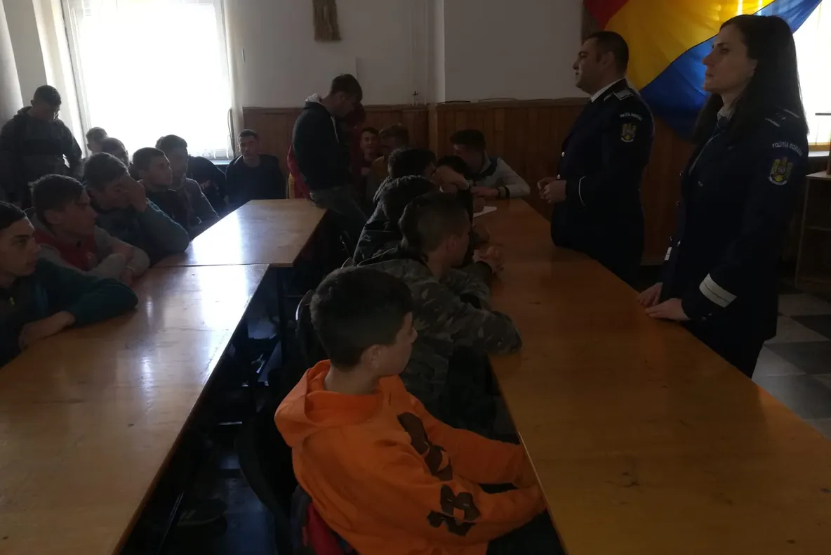 ACTIVITĂȚI DESFĂȘURATE DE POLIȚIȘTI PENTRU INFORMAREA ELEVILOR  PRIVIND SIGURANȚA ON-LINE