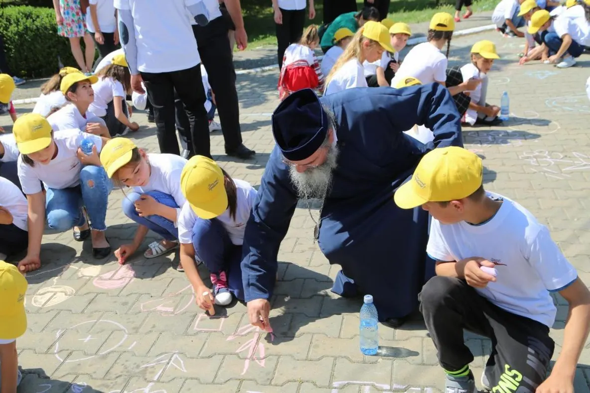Episcopia Hușilor invită copiii la un ”Tărâm de poveste”