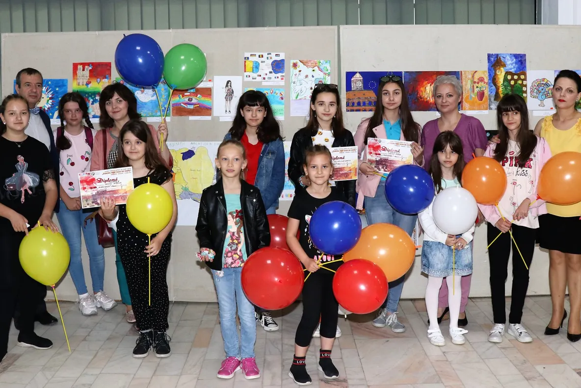 Au fost premiați câștigătorii concursului de pictură ”Europa prin ochi de copil”