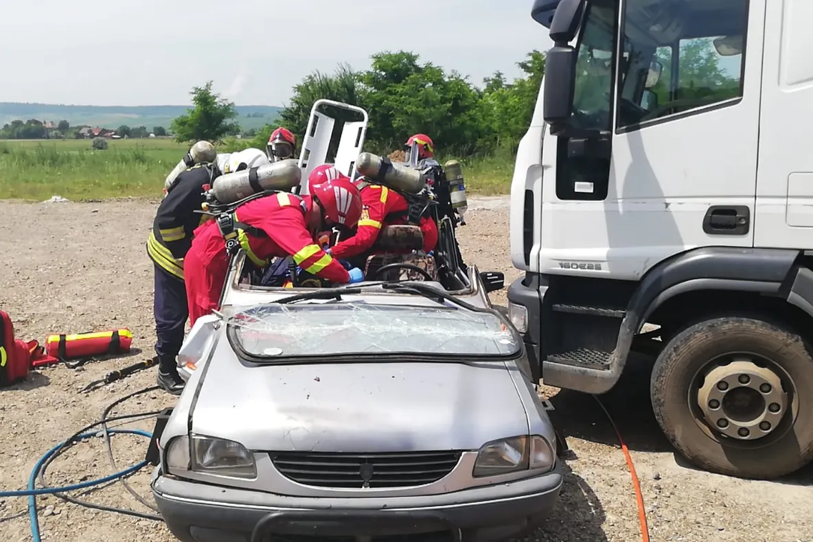 Exercițiu ISU: Pompierii vasluieni au intervenit la un incendiu izbucnit la o societate comercială