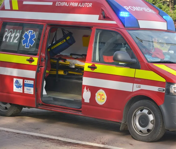 O adolescentă a ajuns inconștientă la spital, după ce a căzut de pe bicicletă