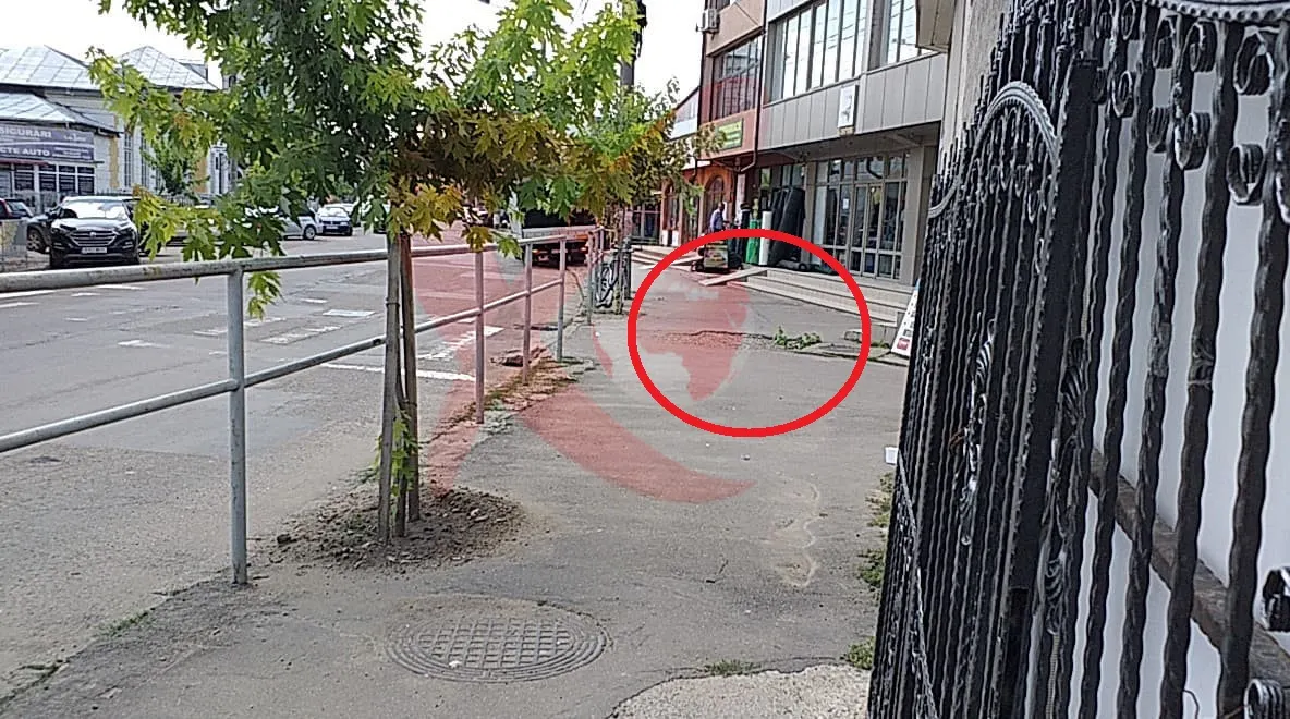 FOTO. Capcane pe trotuar, în zona Pieței Sf. Ilie din Bârlad