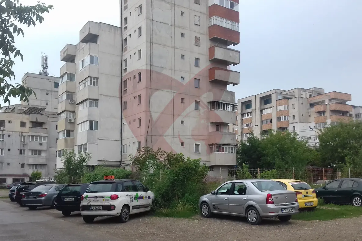 Revoltă în cartier! Focar de infecție și bordel într-o fundație abandonată din Bârlad
