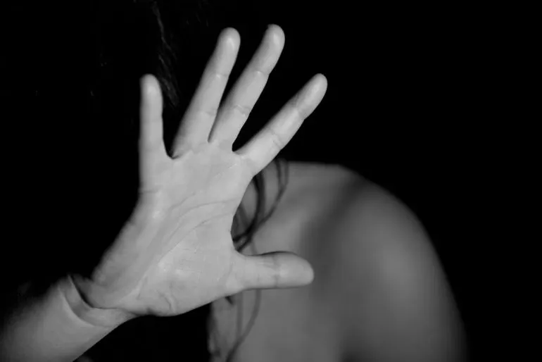 Un vasluian a ajuns în arest după ce și-a violat soția. Femeia a sunat la 112 în toiul nopții.