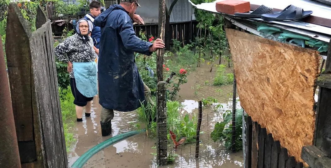 Zorleni: 20 de gospodării inundate. Se intervine cu motopompe